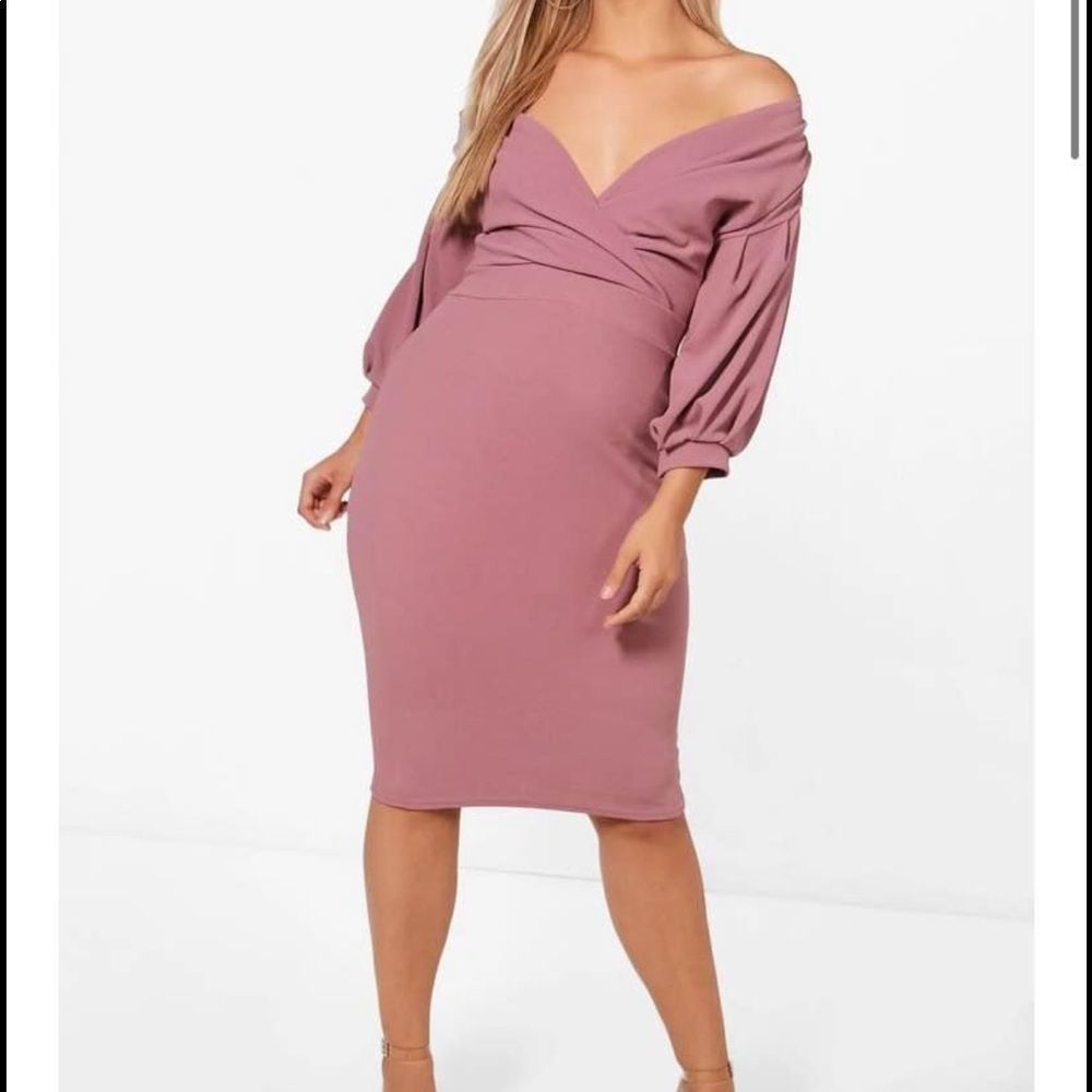 Off shoulder boohoo body con dress